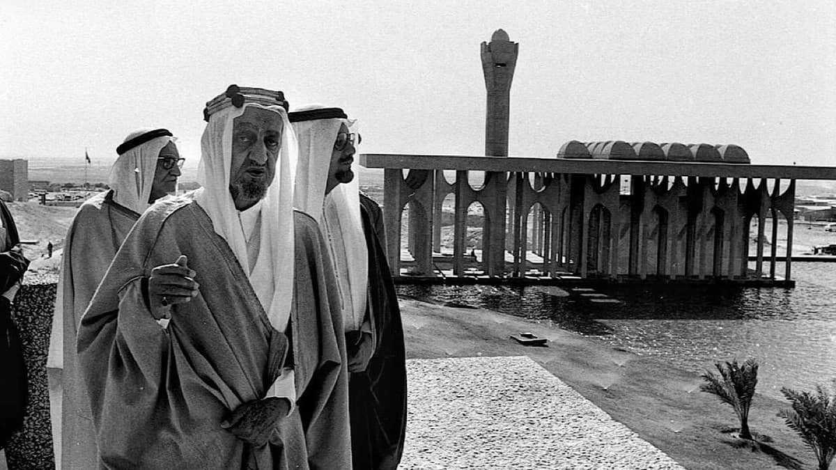 صورة تاريخية نادرة للملك فيصل وهو يفتتح جامعة البترول