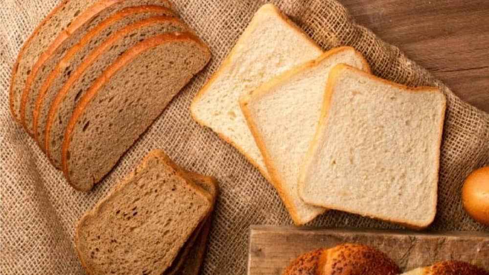 أخصائية تحسم الجدل: الخبز الأبيض والأسمر متساويان في السعرات والفرق في القيمة الغذائية .. فيديو