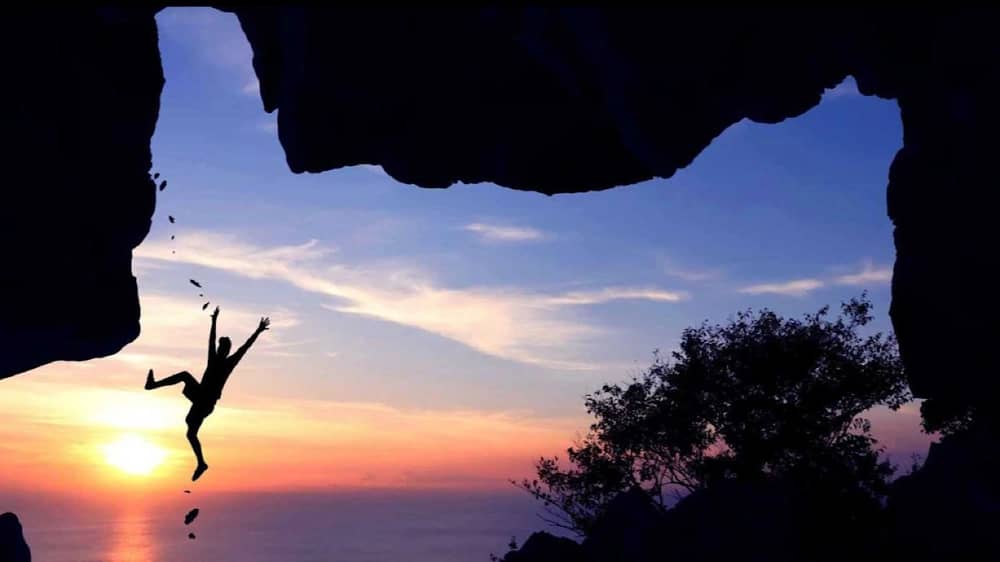 وفاة مأساوية لمراهقة سقطت من ارتفاع 30 مترًا أثناء التقاط صورة للغروب