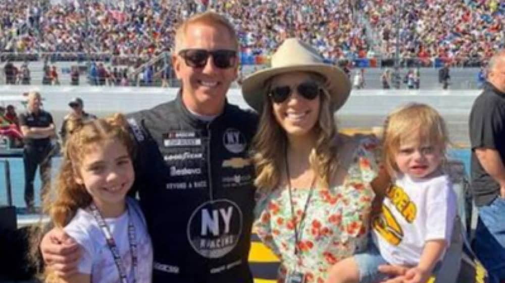 وفاة أسطورة سباق «ناسكار» وعائلته في حادث تحطم طائرة