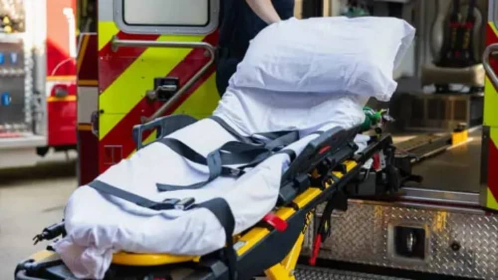 مريضة تسقط من سيارة إسعاف على طريق سريع