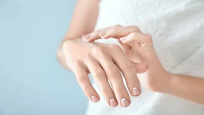 طرق بسيطة لمنع ظهور علامات التقدم فى السن باليدين