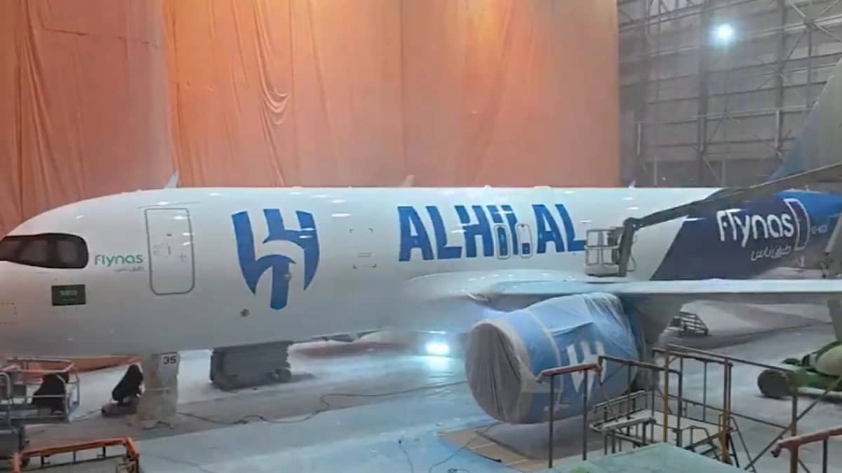 كواليس تجهيز طائرة الهلال الخاصة بهوية النادي الكاملة.. فيديو