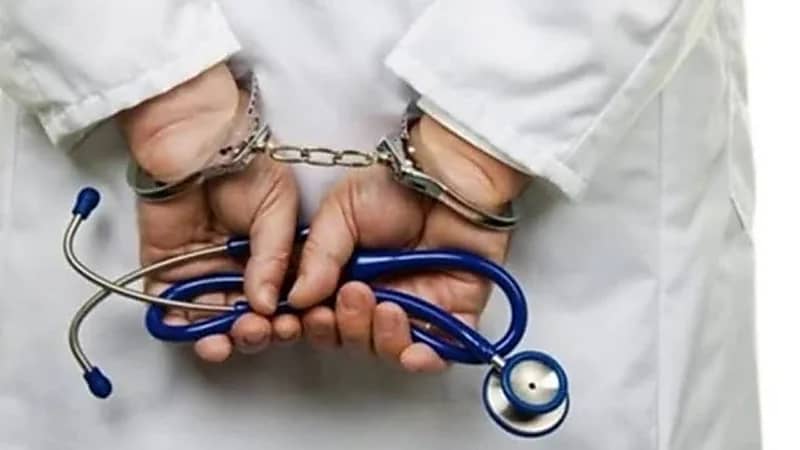 طبيب يهتك عرض مريضة داخل عيادته الخاصة