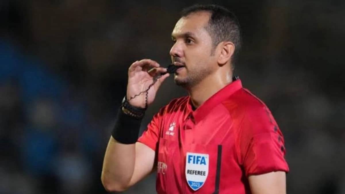 اتحاد الكرة يجدد الثقة بعشرة حكام دوليين