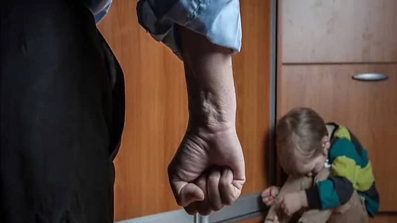 والدان بعذبان طفلهما بالماء الساخن و أعقاب السجاير