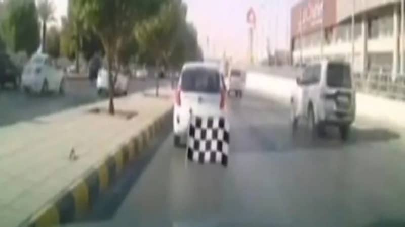 شاهد.. تصرف غريب من فتاة يتسبب في تصادم عدد من المركبات