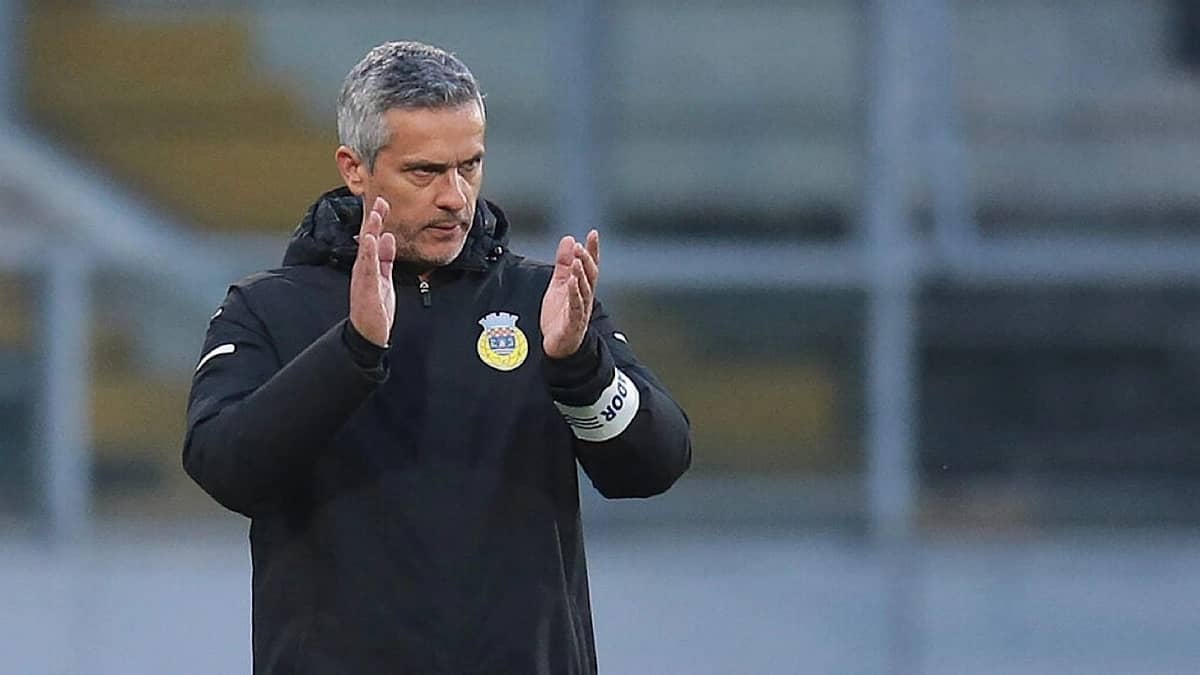 ضمك يدرس إقالة مدربه البرتغالي بعد تراجع النتائج