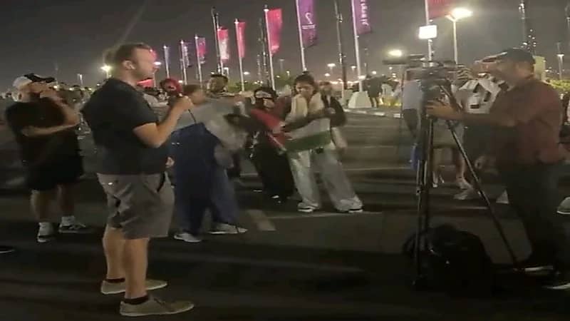 الجمهور الفلسطيني يحاصر قناة إسرائلية في قطر ويردد: "يالله إسرائيلي برا "