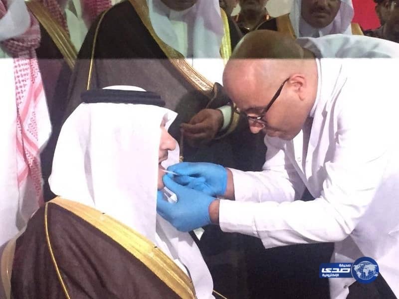 بالصور.. أمير المنطقة الشرقية ينضم إلى سجل المتبرعين بالخلايا الجذعية خلال تدشين الحملة