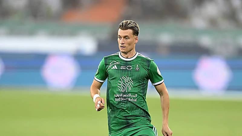 لاعب الأهلي يؤجل حسم وجهته المقبلة