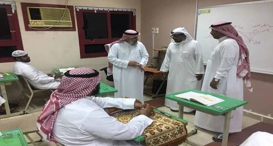 مساعد مدير تعليم مكة يتفقد مركز الحي المتعلم بقطاع الشرائع
