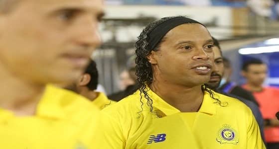بالصور.. لقطات تذكارية مع رونالدينيو والنجوم العالميين بقميص النصر
