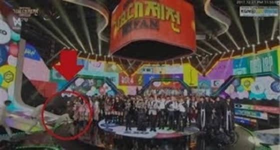 بالفيديو.. لحظة سقوط مطرب على المسرح