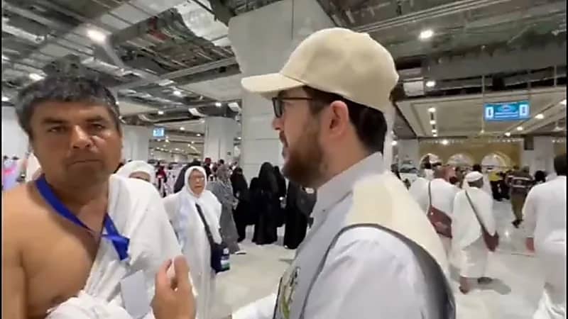 بالفيديو.. أحد منسوبي اللغات والترجمة بالمسجد الحرام يساعد معتمرين باللغة الأوزبكية