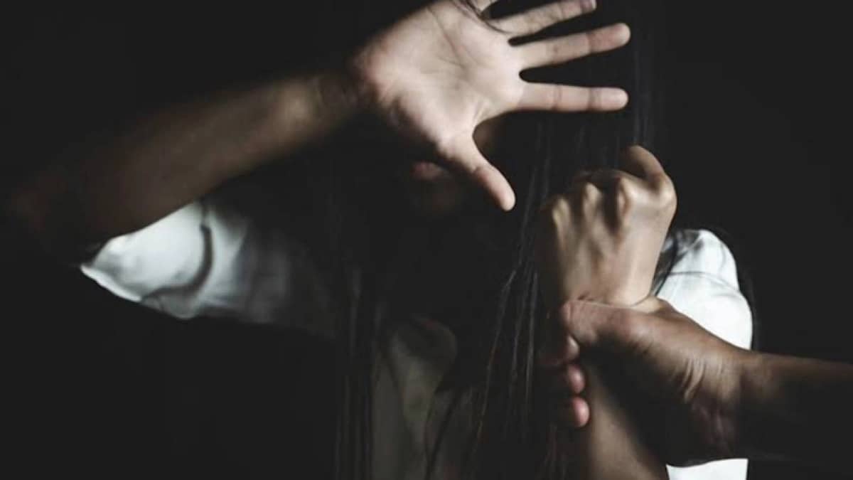 شاب يصور تعذيبه لزوجته ليتلذذ بالمشاهد لاحقاً