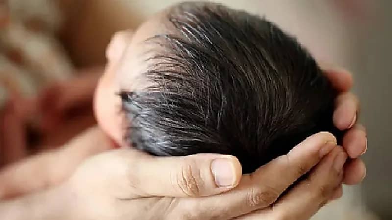 رجل يقتل طفلته الرضيعة