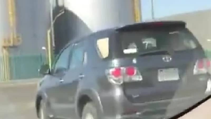 بالفيديو.. قائد مركبة يقطع الإشارة عمدا بجدة والمرور يتفاعل