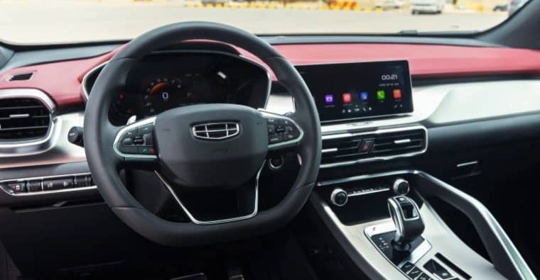 شاهد.. مواطن يسرق 3 مركبات ويتهكم على رجال الأمن في الرياض