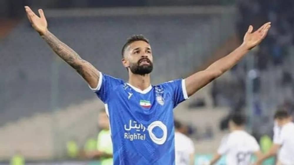 إيقاف لاعب الاستقلال الإيراني بعد انتشار فيديو يُظهره يحمل مشروبًا كحوليًا