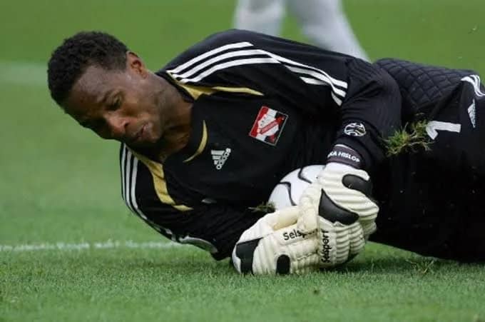 محلل رياضي يسقط مغشيًّا عليه على الهواء خلال لقاء ريال مدريد وميلان .. فيديو