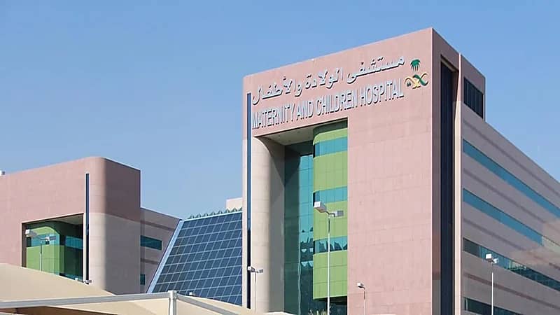 فريق طبي ينقذ طفلًا من العمى