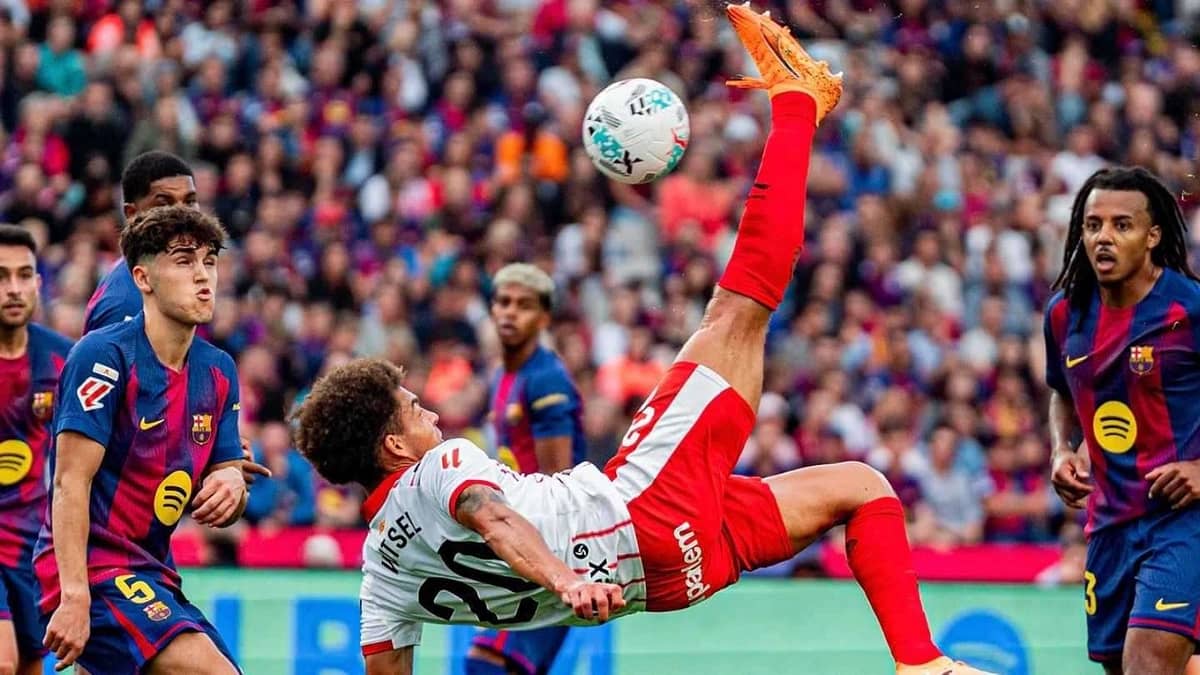 لاعبو مباراة برشلونة وجيرونا يرفضون اللعب لمدة 15 ثانية .. فيديو