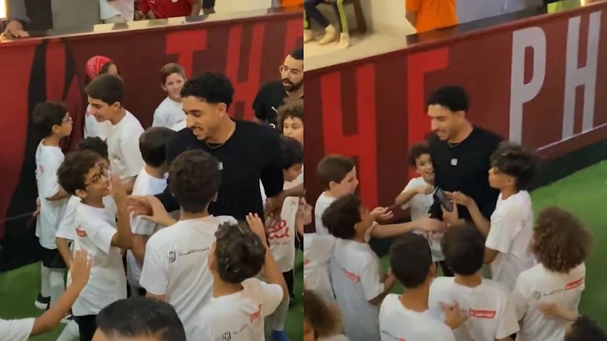 عمر مرموش يخطف القلوب بلقطة عفوية مع براعم كرة القدم في ستاد القاهرة.. فيديو