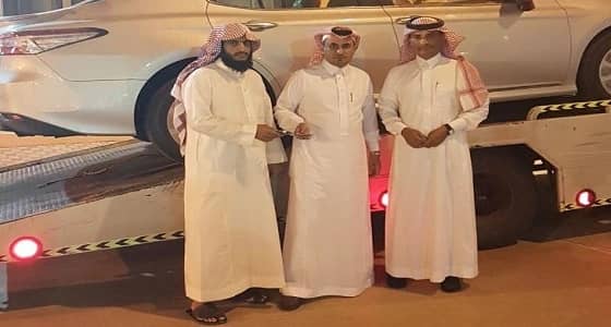 نائب أمير عسير يسلم هدية لأبناء المعلمة ضحية حادث محايل