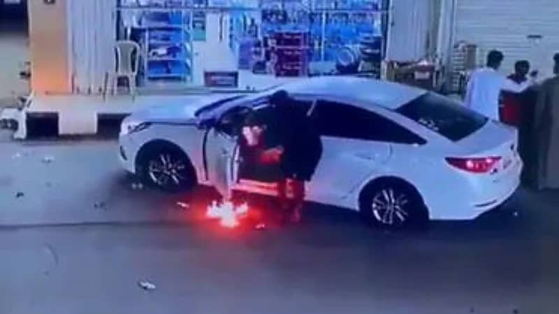 شاهد.. لاعب الهلال سابقاً ينقذ طفلاً كاد يحرق نفسه داخل سيارة والده