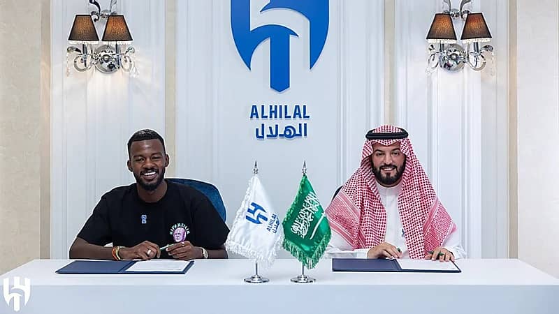 فهد بن نافل لـ تمبكتي: فالك البطولات مع الهلال بإذن الله
