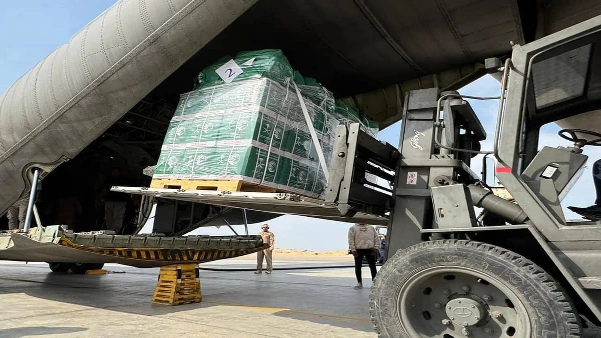 وصول الطائرة الإغاثية السعودية الـ71 لإغاثة الشعب الفلسطيني في غزة.. صور