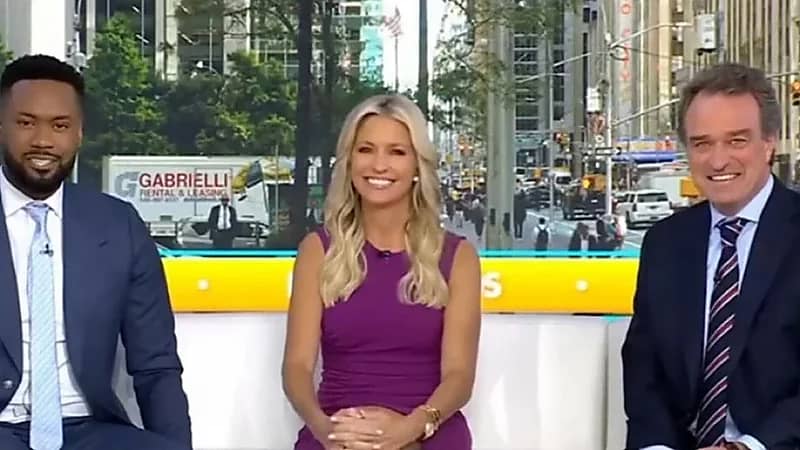 ترامب يضع مذيعة فوكس نيوز في موقف محرج بعد كشفه عن علاقتها بزميلها على الهواء.. فيديو