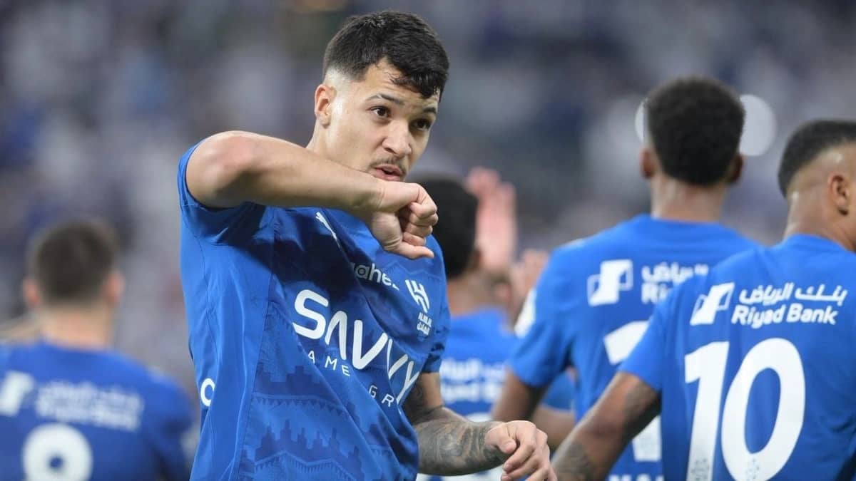 ليوناردو يقود الهلال لفوز ثمين على الشباب.. صور