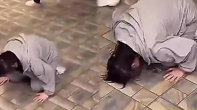 فجر السعيد تسجد شكراً لله بعد الافراج عنها.. فيديو