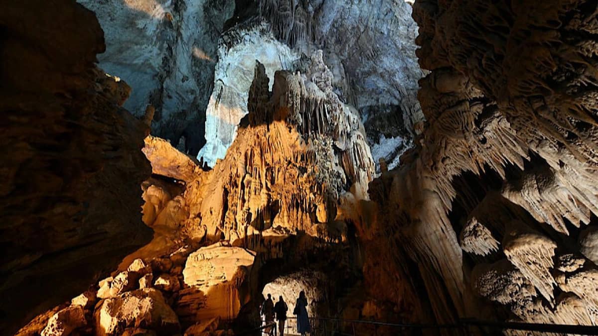 حفل زفاف داخل مغارة من عجائب الدنيا السبع.. فيديو