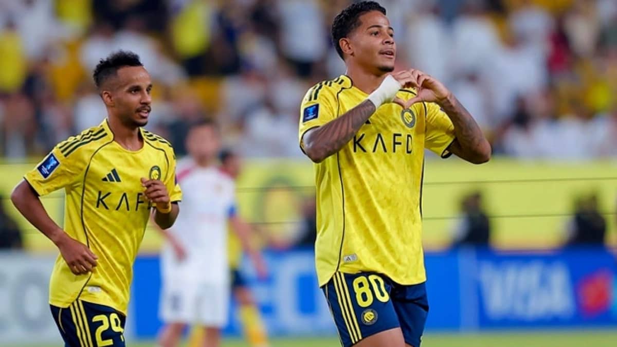 جيسوس يعاقب ويسلي بسبب وزنه الزائد