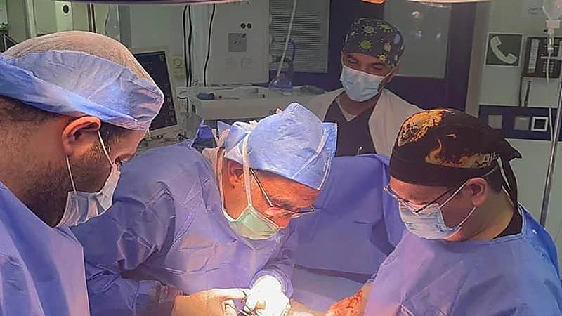 إنهاء معاناة خمسنية مع ورم يزن 5 كيلو جرامات بولادة مكة