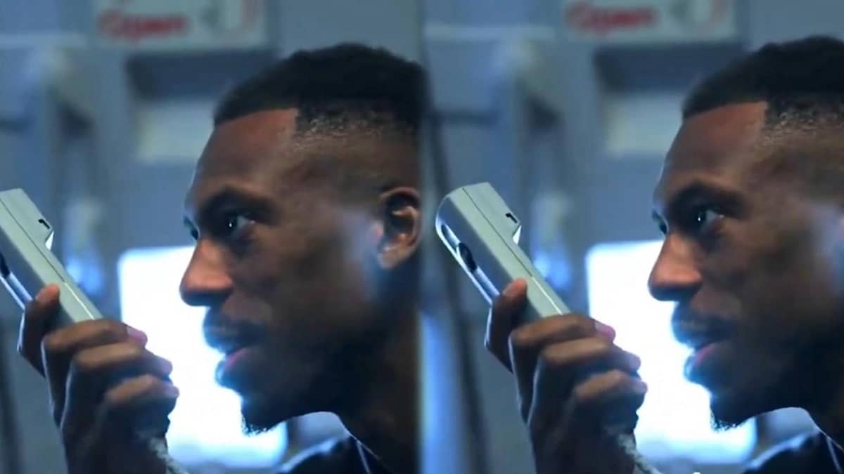 مقطع طريف لكنو وهو يقلد دور المذيع الداخلي بطائرة الهلال الخاصة