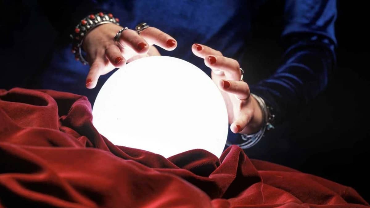 زوجة تتهم زوجها بالخيانة بعد استشارة عرافة على الإنترنت