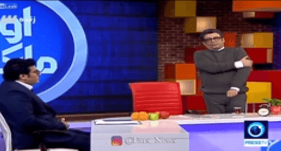 بالفيديو : لحظة تعرض مذيع للإغماء على الهواء