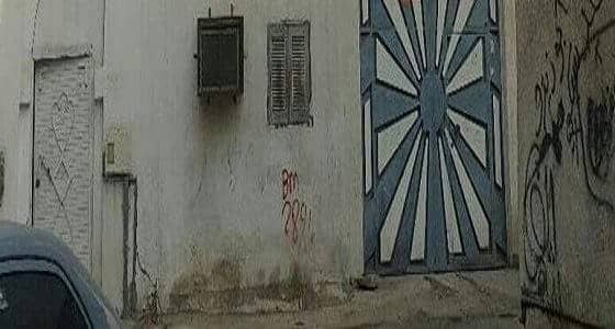 بالصورة..مواطن يتعدى على شارع منذ أكثر من 25 عاماً ورخص بناء تكشفه بمكة